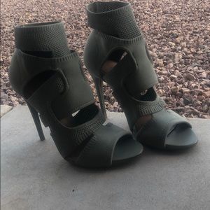 Light green high heel shoes